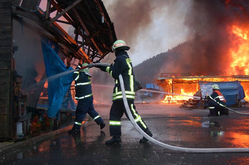 Požár tržnice v Hraničné u Kraslic.