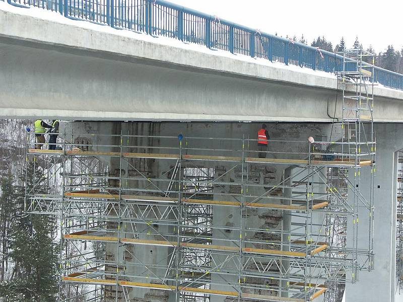 STAVBAŘI už opravují most přes řeku Ohři. Uzavřený je zatím pouze jeden jízdní pruh. Zřejmě od dubna bude ale most zcela neprůjezdný.