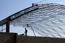 Střecha zimního stadionu se opět opravuje.