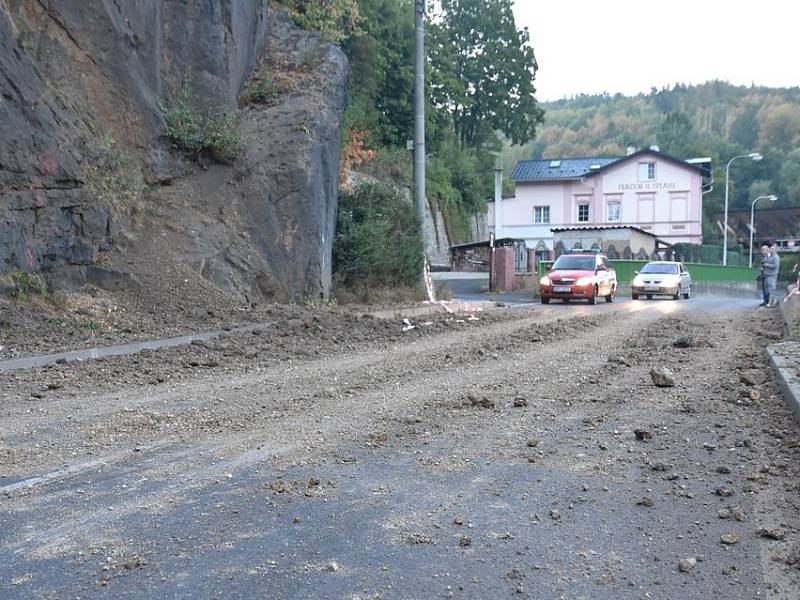 Sesunuté kamení na silnici v Lokti