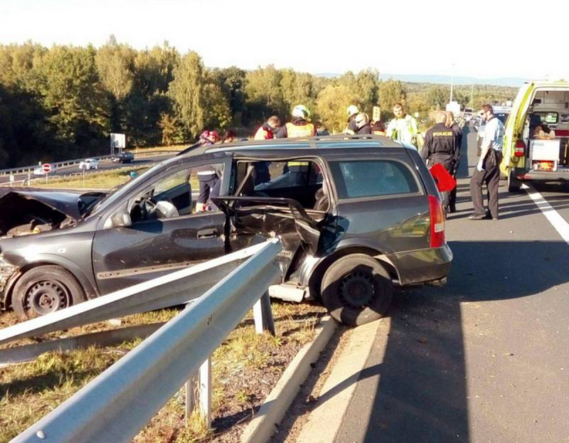 Dálnici D6 v neděli v podvečer uzavřela vážná nehoda. Přistával i záchranářský vrtulník.