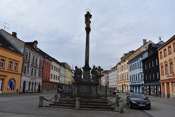 Odborníci restaurují sloup se sochou Panny Marie na Starém náměstí.