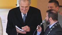 Prezident Miloš Zeman dostal netradiční dárek od vietnamské komunity.