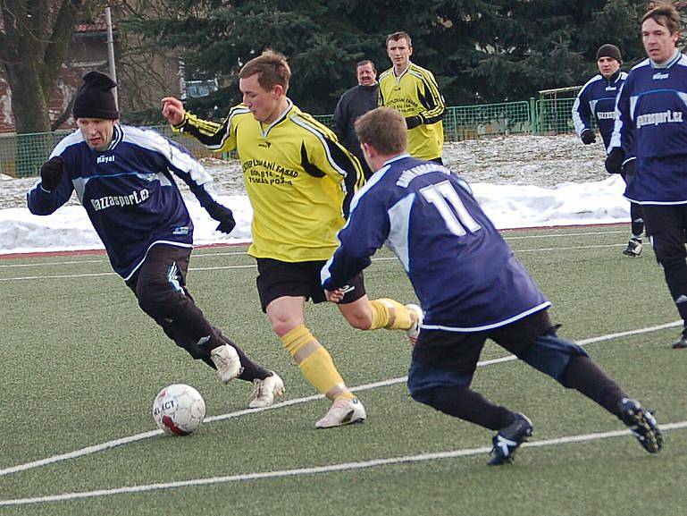 Zimní turnaj SSZ: OSS Lomnice - Baník Habartov (v modrém)