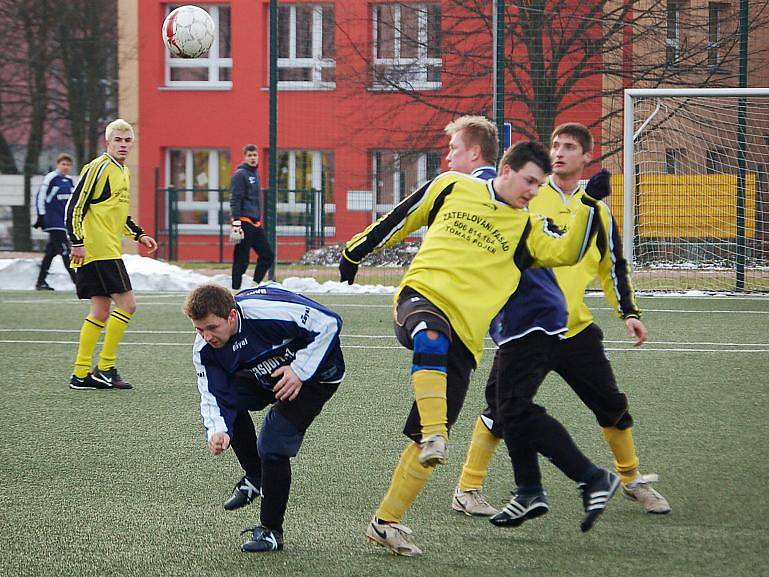 Zimní turnaj SSZ: OSS Lomnice - Baník Habartov (v modrém)