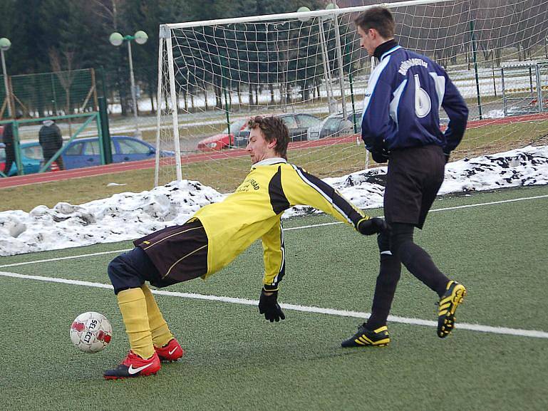 Zimní turnaj SSZ: OSS Lomnice - Baník Habartov (v modrém)