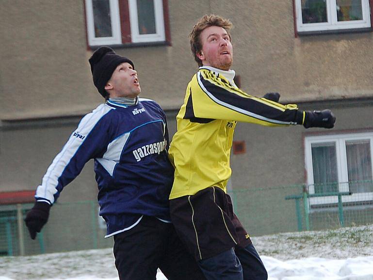 Zimní turnaj SSZ: OSS Lomnice - Baník Habartov (v modrém)