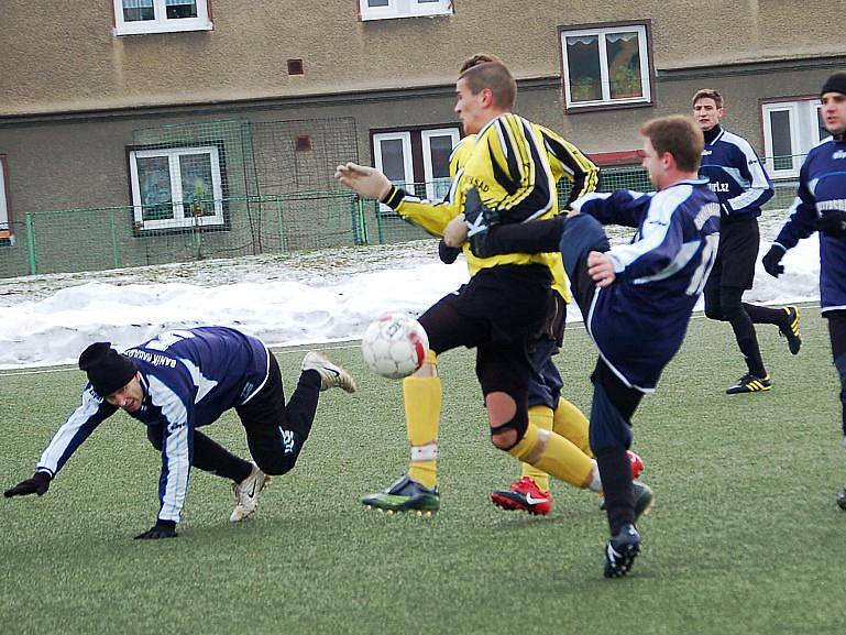 Zimní turnaj SSZ: OSS Lomnice - Baník Habartov (v modrém)