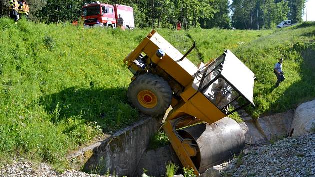 VÁLCE se zřítil z několikametrového srátu. Vyprošťování trvalo pět hodin.