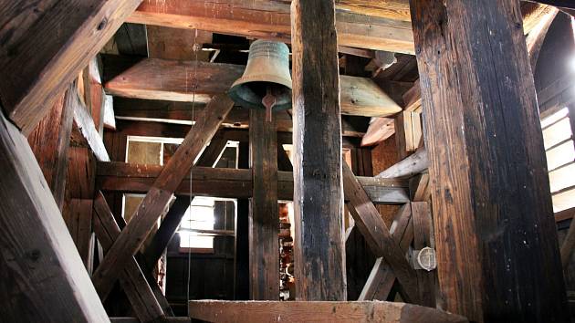 Jediný ze čtyř zvonů, který ve věži kostela sv. Václava zůstal, je zvon Florián.