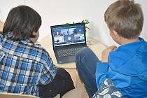 Žáci, kteří zůstali ve škole, se mohou spojit se spolužáky on-line.