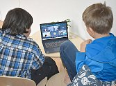 Žáci, kteří zůstali ve škole, se mohou spojit se spolužáky on-line.