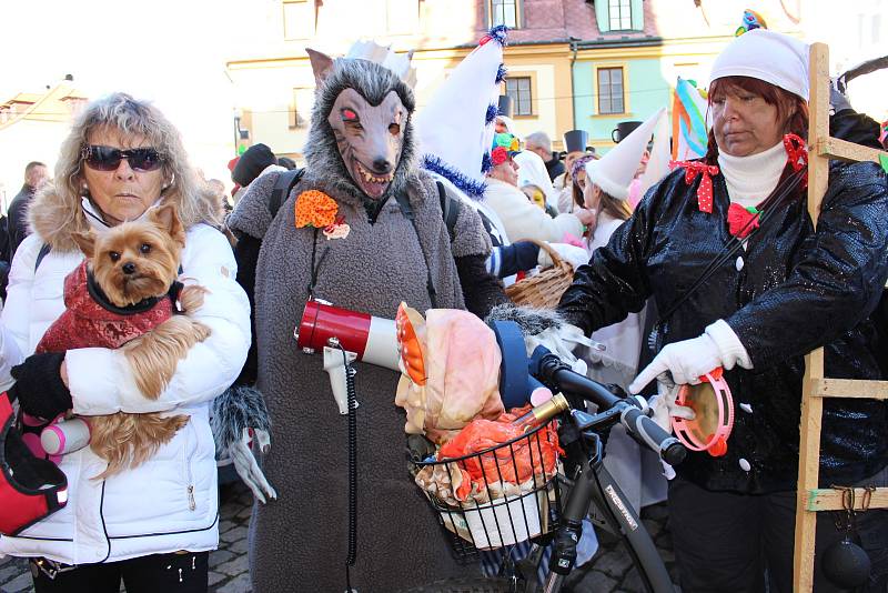 Návštěvníci s maskami i bez nich si užívali premiérový Loketský masopust.