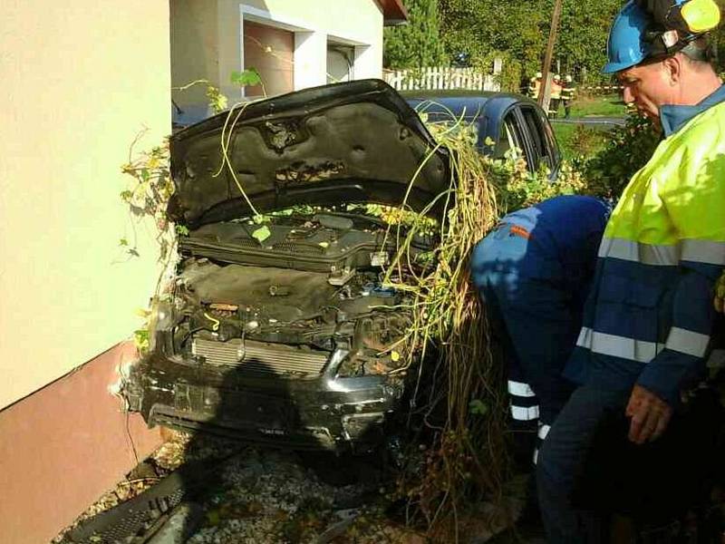 Nehodu v Loučkách řidič nepřežil, narazil do domu.