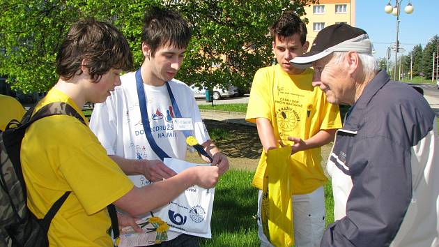 SKUPINA pěti dobrovolníků včera v ulicích Habartova nabízela žluté kvítky se zelenou stužkou. Lidé přispívali rádi a s úsměvem.