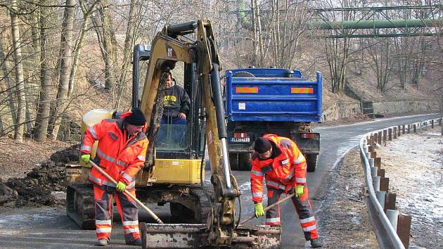 S UZAVÍRKOU silnice z Královského Poříčí do Sokolova současně odstartovaly stavební práce.