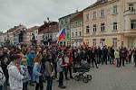 Lidé demonstrovali i v Sokolově na Starém náměstí