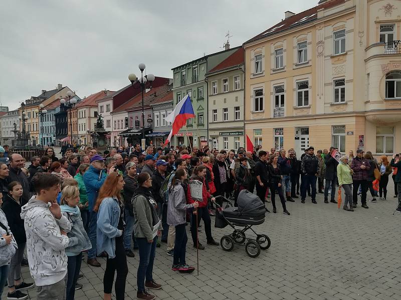 Lidé demonstrovali i v Sokolově na Starém náměstí