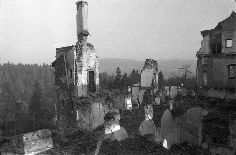 Fotografie z hradního archivu ukazují stav po ničivých úmyslných požárech i to, jak Bedřich Loos se stovkami dobrovolníků vrací hrad do života.