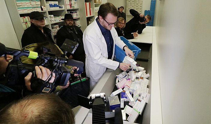 V republice jedinečný systém si umí poradit i s hromadou lékových krabiček, které lékárník vysype na dopravník