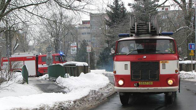MOST V CENTRU CHODOVA sousedí s hasičskou zbrojnicí. Během rekonstrukce průtahu by měly mít záchranářské vozy volný průjezd. 