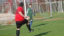 Okresní přebor: Olympie Březová B - 1. FC Vřesová (v modrých dresech)