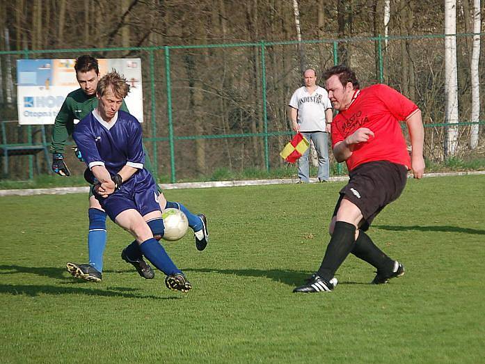 Okresní přebor: Olympie Březová B - 1. FC Vřesová (v modrých dresech)