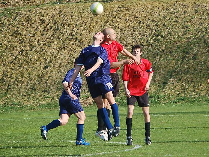 Okresní přebor: Olympie Březová B - 1. FC Vřesová (v modrých dresech)