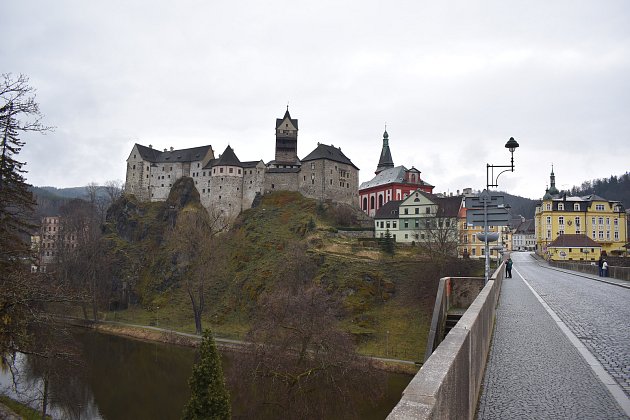 Pohled z mostu na hrad Loket