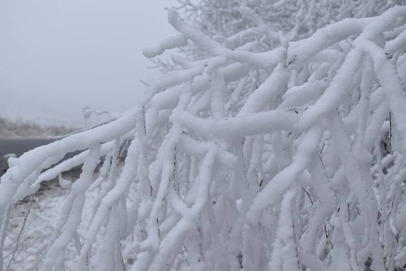 Dolní Nivy zasypal sníh, za který může nejen pára