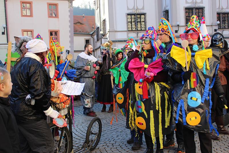 Návštěvníci s maskami i bez nich si užívali premiérový Loketský masopust.