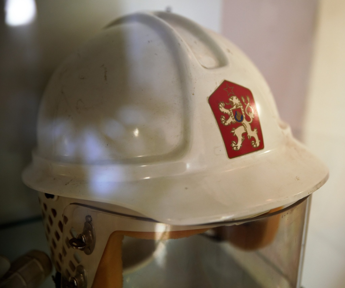 FOTO: Policejní uniformy a helmy. Unikátní výstava je připravena v Sokolově  - Sokolovský deník