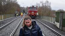 Hasiči cvičili u jesenické přehrady záchranu lidí při srážce vlaku s autem