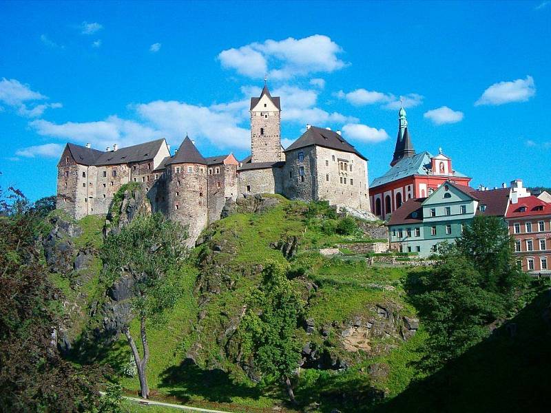 Goticko-románský hrad Loket byl založen v první polovině 13. století.