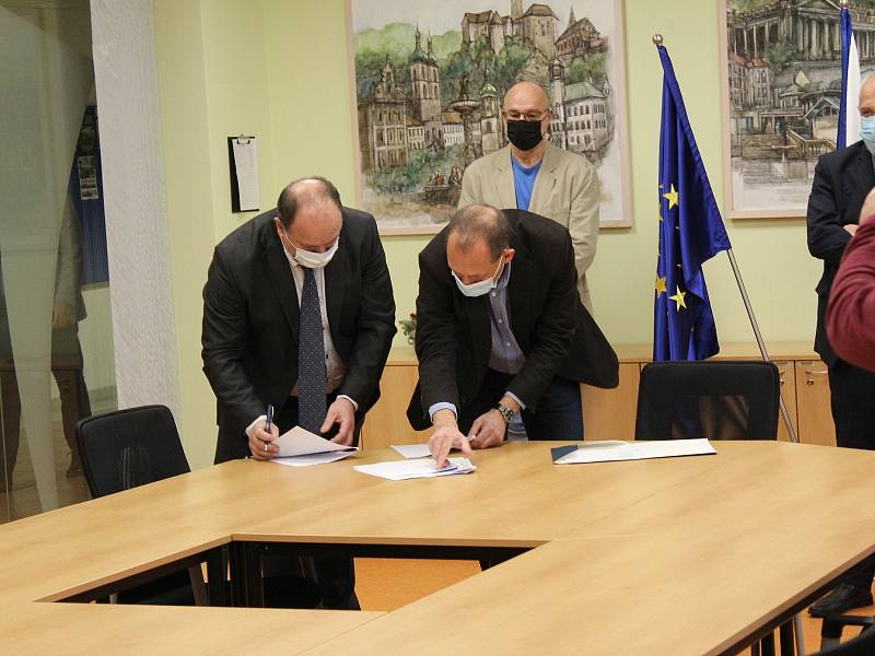 Karlovarský kraj má nové vedení. Koaliční smlouvu podepsalo sedm partnerů.