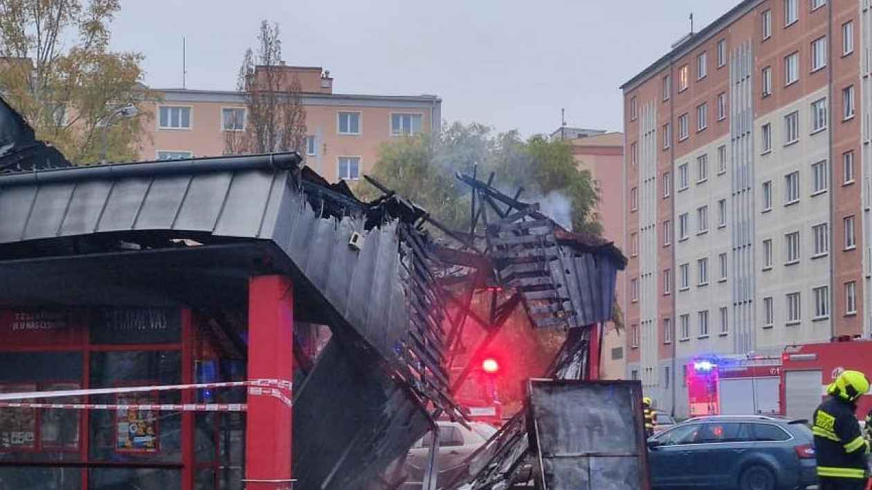V Chodově na Sokolovsku shořel supermarket. Oheň poničil i zaparkovaná auta