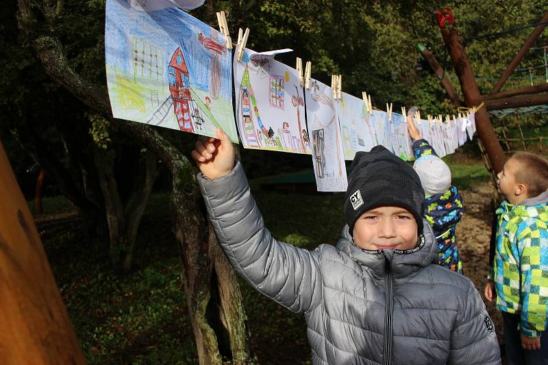 Předškoláci z loketské mateřinky a prvňáčci ze základní školy vyzkoušeli nové hřiště jako první.