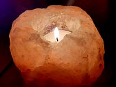 Kdo by neznal solnou lampu? Tento červený, růžový nebo oranžový solný krystal, zejména himálajské soli, zdobí nejednu domácnost.
