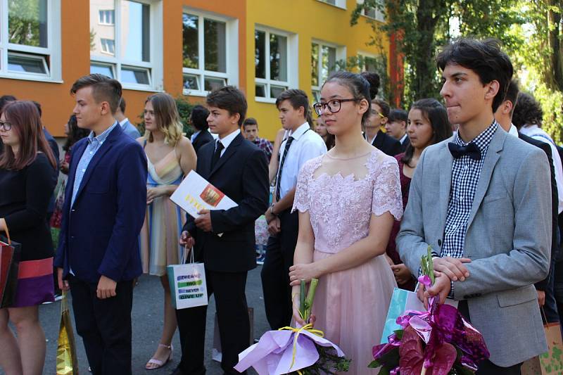 Deváťáci ze základní školy ve Švabinského ulici se slavnostně rozloučili se základní školou.