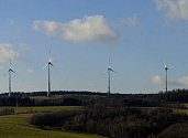 U JINDŘICHOVIC stojí zatím čtyři větrné elektrárny. Investor dostal souhlas k výstavbě dalších sedmi větrníků.