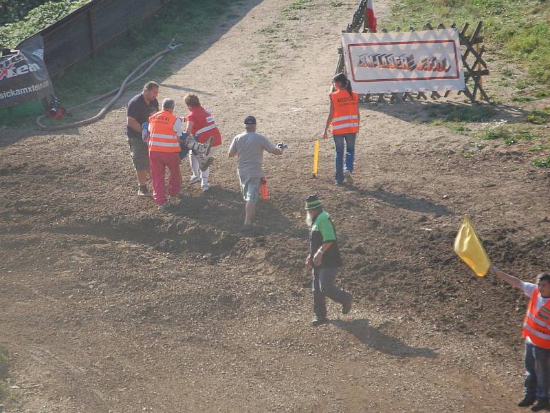 Pád na motokrosové trati v Lokti