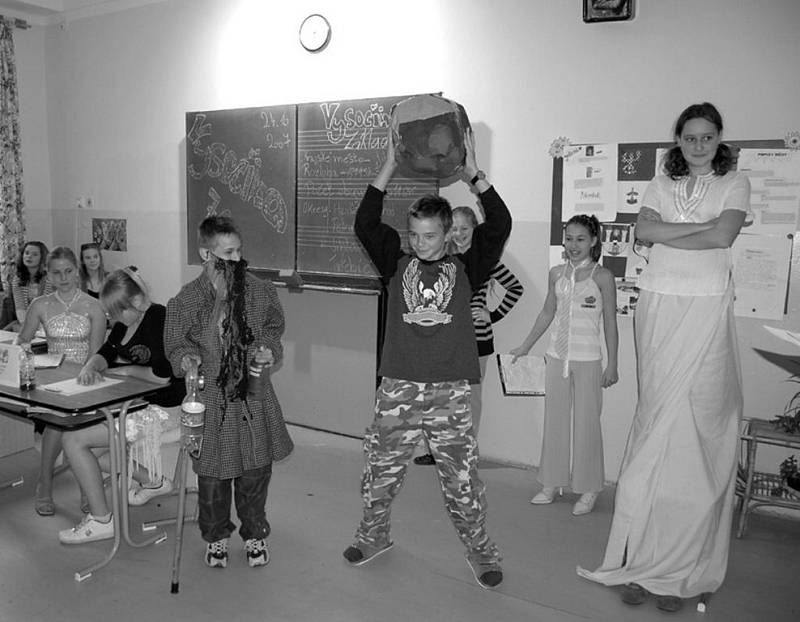 Jednotlivé třídy v kynšperské základní škole prezentovali české kraje