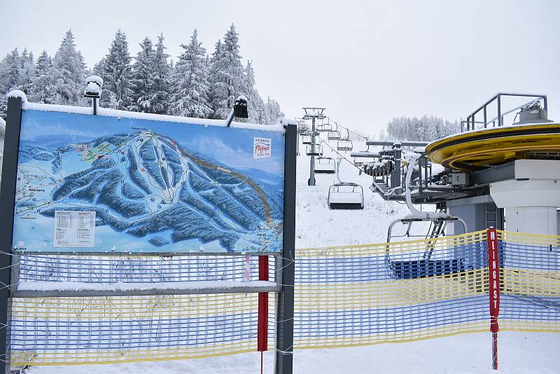 Lyžaři zaplnili hory. Běžkařům opět ničí stopu auta a nově dokonce i traktor.