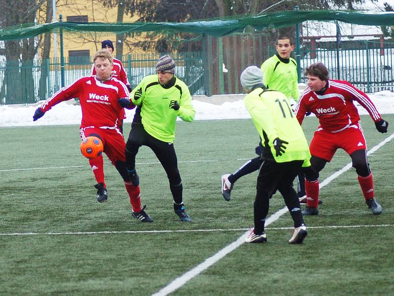 Zimní turnaj FK Baník Sokolov: TJ OSS Lomnice - SV Steinmühle (v červeném)