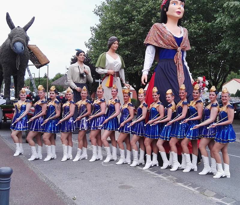 Dospělé kynšperské mažoretky pod vedením Jaroslavy Danešové reprezentovaly ve Francii a na festivalu v Šanghaji.