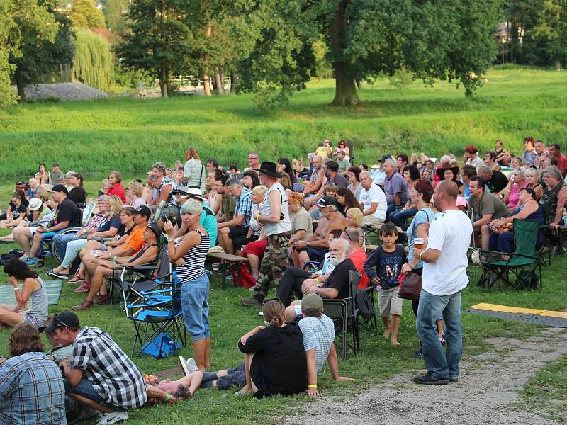 Stovky návštěvníků si o víkendu na festivalu Folková Ohře vychutnaly řadu muzikantů. Mezi nimi byli i Žalman a spol., Roháči či kompletní kapela Klíč (na snímcích).