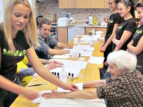 Studentky živnostenské školy Sokolov při návštěvě seniorů v DOP HC Dolní Rychnov