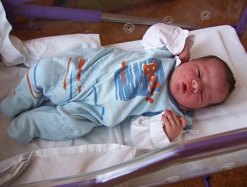 Tomášek Kopička se narodil v sokolovské porodnici 10. června v 8:57 hodin. Měřil 52 cm a vážil 3,950 kg.