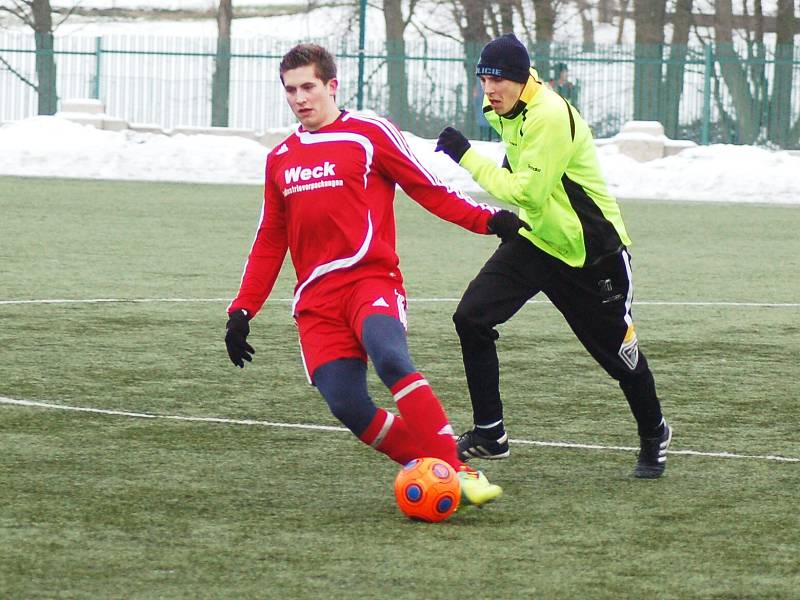 Zimní turnaj FK Baník Sokolov: TJ OSS Lomnice - SV Steinmühle (v červeném)
