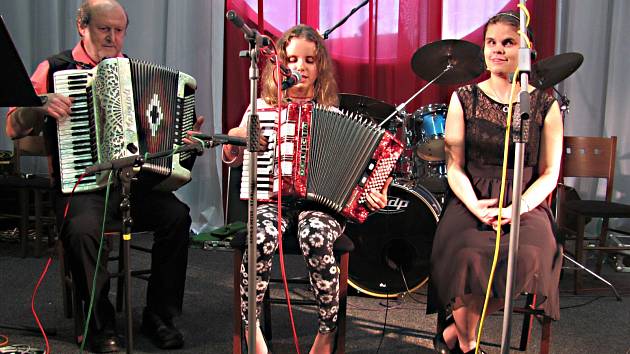 SETKÁNÍ HARMONIKÁŘŮ. Tóny akordeonů ožilo v sobotu město Březová.